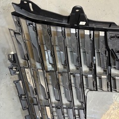 トヨタエスクァイア 純正 ラジエターグリルエンブレム ZRR85 ZWR80の画像