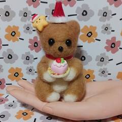  羊毛フェルト サンタ帽のクマたん　早くケーキ食べたいなーの画像