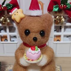  羊毛フェルト サンタ帽のクマたん　早くケーキ食べたいなーの画像