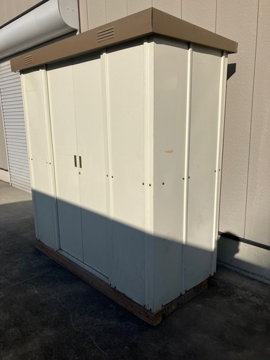 古いですがまだ使えます。メーカー不明　物置　外寸1840　幅奥行き790　高さ1900　屋根の部分はプラス5センチほどあります。　