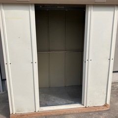 古いですがまだ使えます。メーカー不明　物置　外寸1840　幅奥行き790　高さ1900　屋根の部分はプラス5センチほどあります。　の画像