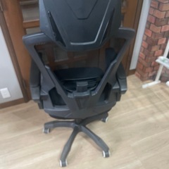 フットレスト付きオフィスチェアの画像