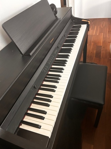 ピアノRoland HP702