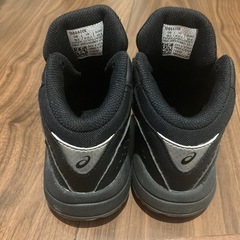 asics バッシュの画像