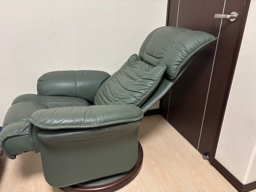 お話中　
ラストお値下げします！本革リクライニングチェア