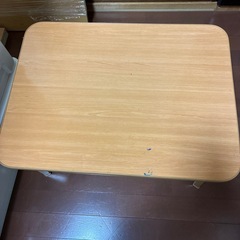 足折りたたみ式テーブルの画像