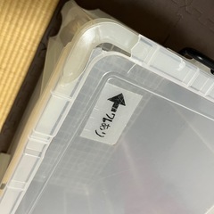プラスチック製の収納ボックスの画像
