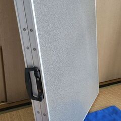 アウトドア用品　折り畳み式テーブルの画像