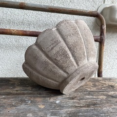 小ぶりな素焼き鉢　シェル型の画像