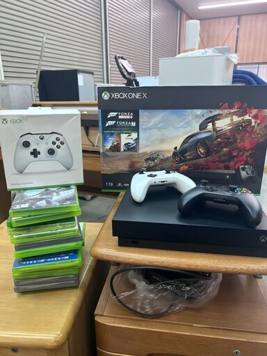 Xbox One X 本体 + コントローラー2つ + ゲームソフト多数