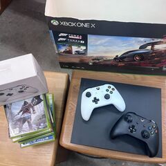 Xbox One X 本体 + コントローラー2つ + ゲームソフト多数の画像