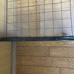 ガラステーブルとデスクチェアの画像