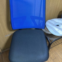 ガラステーブルとデスクチェアの画像