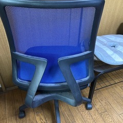 ガラステーブルとデスクチェアの画像