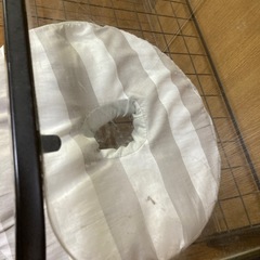 ガラステーブルとデスクチェアの画像