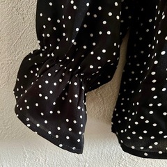 新品未使用 ドット柄フリルブラウス（長袖） 黒の画像