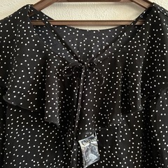 新品未使用 ドット柄フリルブラウス（長袖） 黒の画像