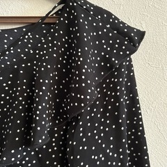 新品未使用 ドット柄フリルブラウス（長袖） 黒の画像