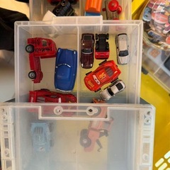 トミカーとトミカーの収納の画像
