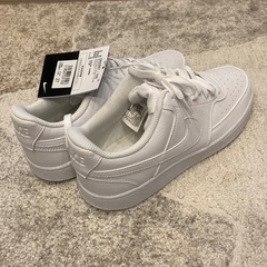 新品🔴NIKEスニーカー27センチの画像