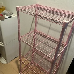 ピンクのスチールラックの画像