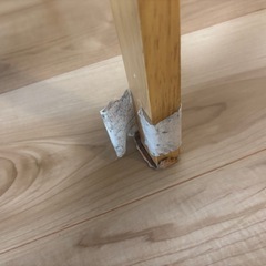 テーブルと椅子2つの画像