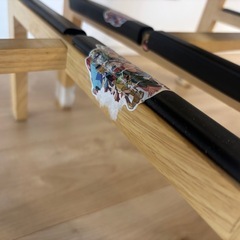 テーブルと椅子2つの画像