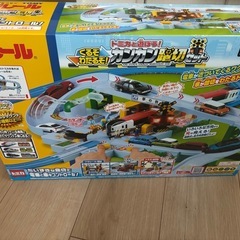 タカラトミーのトミカと遊ぼう！くるぞわたるぞ！カンカン踏切セット　プラレールの画像