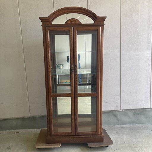 J7B2347 高級 飾り棚 家具 3面 ガラス 背面 ミラー 木製 ガラス扉 ベベルガラス ダイヤモンド加工 キャビネット ライト付 ジョーケース カガミ 収納 カントリー 英国風 ヴィンテージ アンティーク ディスプレイ