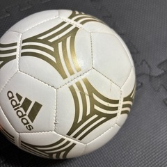 アディダス　フットサルボール　の画像