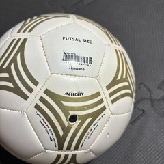 アディダス　フットサルボール　の画像