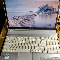 ノートパソコンと10インチ タブレットの画像