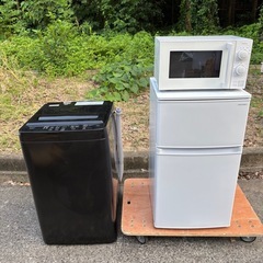 お値下げ‼️🌈新品同様🌈　2024年製　ヤマダオリジナル 冷蔵庫 85L 右開き 2ドア 幅47.6cm 一人暮し向け 耐熱トップテーブル REFAGE YRZ-C09MW ホワイトの画像