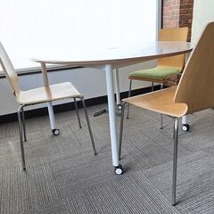 美品！キャスター付きミーティングテーブル4人用 円卓 椅子3脚付き 業務用 ダイニングテーブルセットの画像