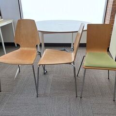 美品！キャスター付きミーティングテーブル4人用 円卓 椅子3脚付き 業務用 ダイニングテーブルセットの画像