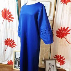 硬質な濃紺がはっと目を惹く美しさ。ゆったり着心地が最高なロングワンピース、いかがでしょうか？の画像