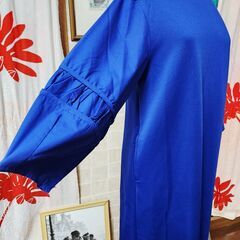 硬質な濃紺がはっと目を惹く美しさ。ゆったり着心地が最高なロングワンピース、いかがでしょうか？の画像