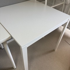 IKEAテーブルとイスの画像