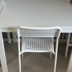 IKEAテーブルとイスの画像