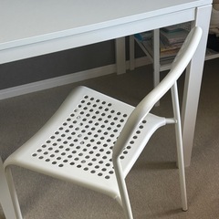 IKEAテーブルとイスの画像