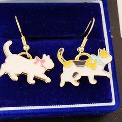 新品未使用品。どこから見ても可愛いしかないにゃんこ達。三毛猫＆白猫が完璧なピアス、いかがでしょうか？の画像
