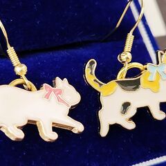 新品未使用品。どこから見ても可愛いしかないにゃんこ達。三毛猫＆白猫が完璧なピアス、いかがでしょうか？の画像