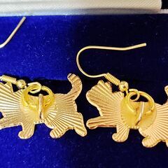 新品未使用品。どこから見ても可愛いしかないにゃんこ達。三毛猫＆白猫が完璧なピアス、いかがでしょうか？の画像
