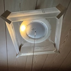 💕NEC  LEDペンダントライト 〜6畳用 和風タイプ 昼光色 調光機能付 透明樹脂セード/木調樹脂飾り(白茶色)の画像
