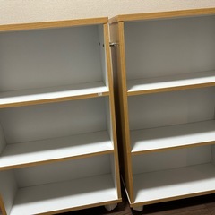 組み立て済み未使用2台！コミック棚の画像