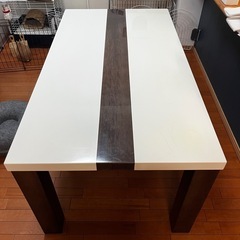 しっかりとした作りのモダンなダイニングテーブル (約155cm x 87cm) 脚取り外し可の画像