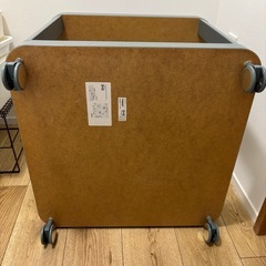 IKEA TINGBY キャスター付きテーブルの画像