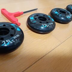 インラインスケート 交換用タイヤ 黒 76mm 4個セット ベアリング取外し用六角バー付属の画像