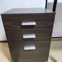 デスク、チェア、キャビネットの画像