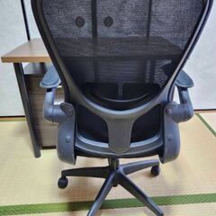 デスク、チェア、キャビネットの画像